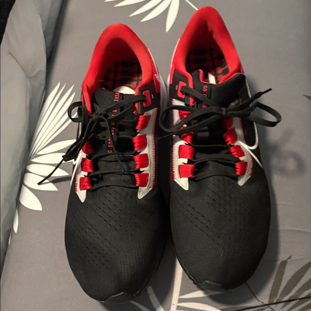 Nike Men's Athletic Shoes in Black and Red - Picture 2 of 4
